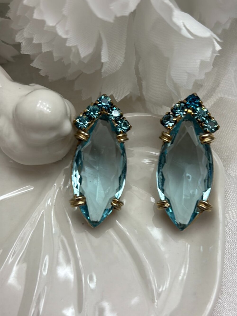 VINTAGE AQUAMARINE NAVETTE GLASS RHINESTONE CLIP EARRINGS